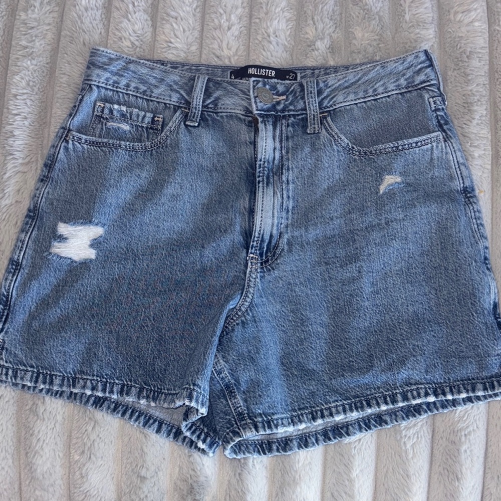 Hollister Women's Light Blue Ultra High Rise  90s Jean Shorts Size 4 😊
